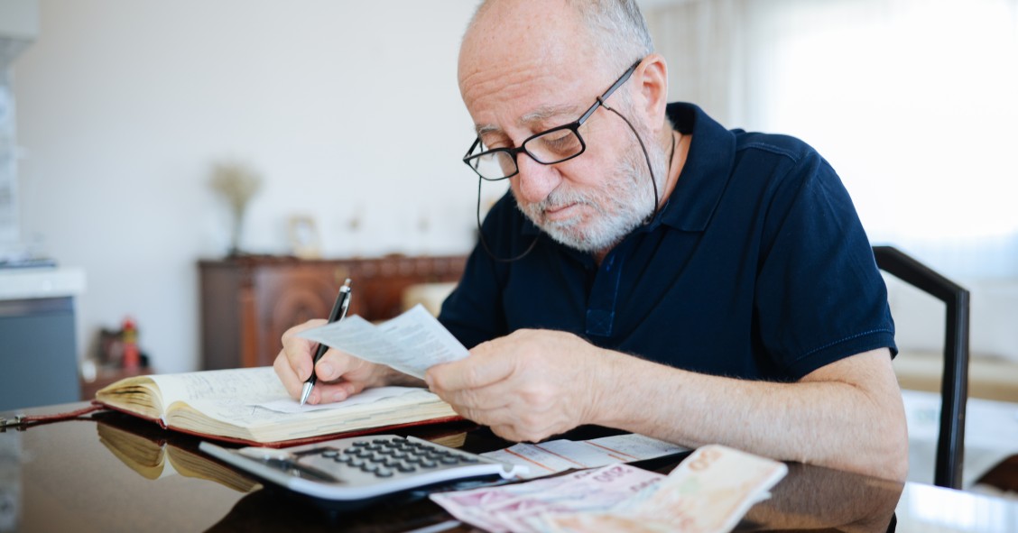 Pensionista haciendo números