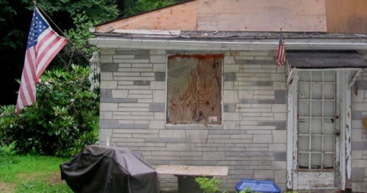 Propietarios embargados venden piezas de su casa como si fuera un desguace