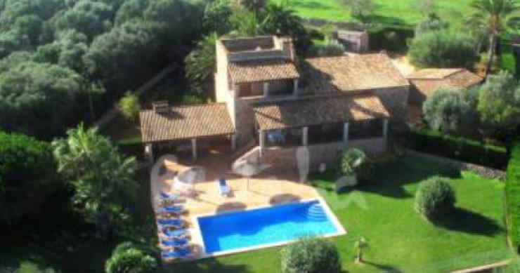 Alquilar una casa en el puente cuesta 21 euros por persona y dia, según Rentalia.com