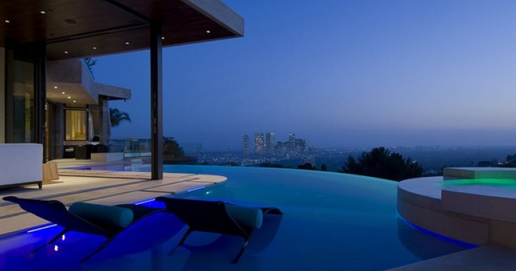 Vivienda con vistas sin fin de la ciudad y el océano en california