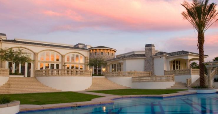 Un espejismo con cascadas en el desierto de palm springs (eeuu)