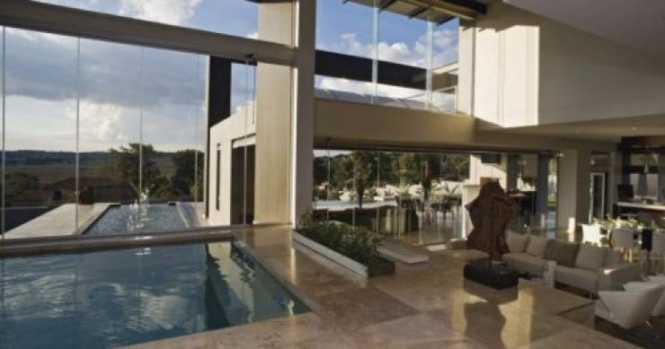 vistas de la piscina interior y exterior Villa de diseño con dos piscinas y vistas a la sabana sudafricana