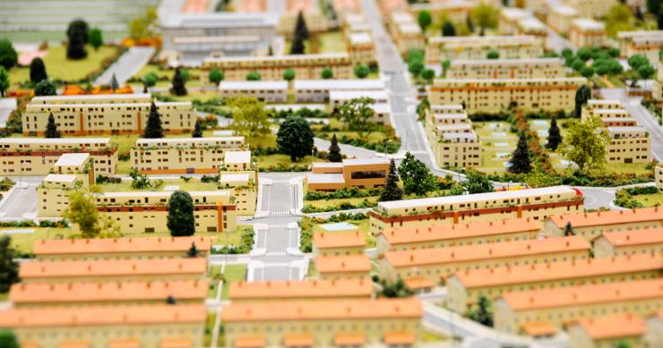 la banca se ha convertido en la mayor inmobiliaria La banca compra o vende más de la mitad de las casas en España