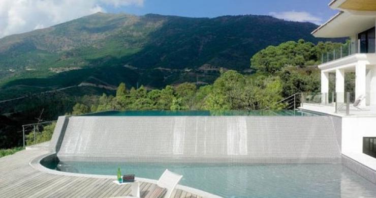 Casa andaluza de diseño con vistas a la sierra malagueña