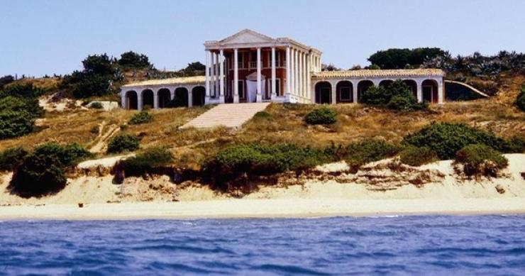 Palacio neoclásico con playa privada en el mar tirreno (Italia)