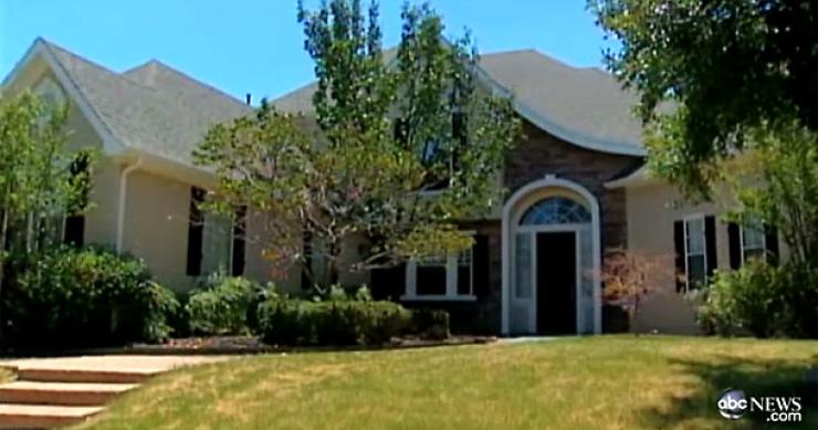 Un vagabundo "compra" por 16 dólares una mansión de 330.000 dólares (vídeo)