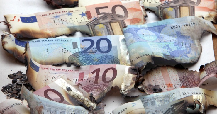 Merkel y sarkozy recuerdan que el futuro de Grecia está en la zona euro