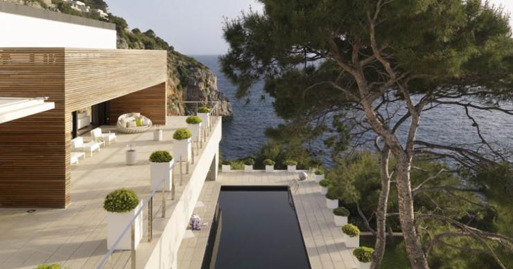 Villa Blanca en lo alto de un acantilado en almuñécar (Granada)