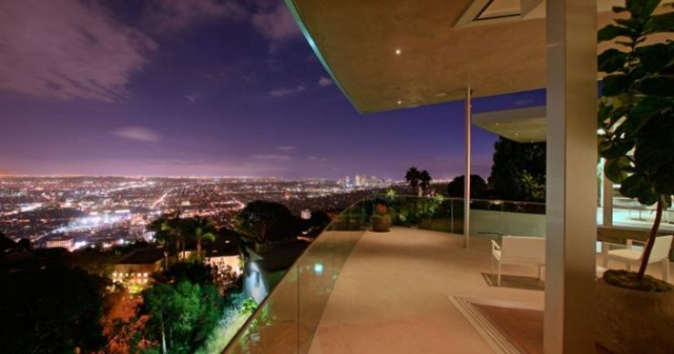 Vivienda de diseño en los angeles (california) entrelazada con la piscina