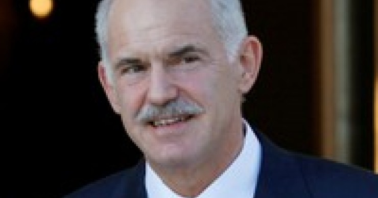 Papandreu suspende el referéndum y pide negociar el gobierno de unidad