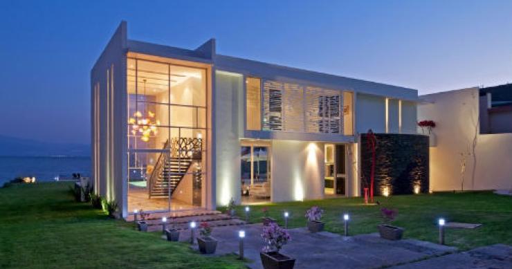 Un mirador entre las montañas y el lago más grande de México