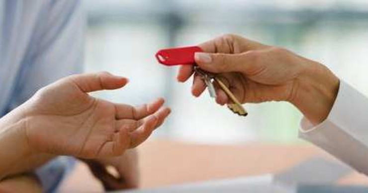 Los pioneros en la lucha contra los desahucios logran la condonación de 269.000 euros de hipoteca a cambio de su vivienda