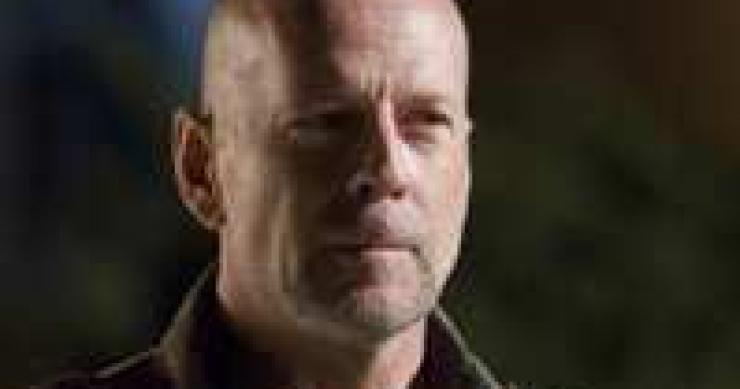 Casas de famosos: bruce willis pone a la venta su vivienda en idaho con vistas al lago