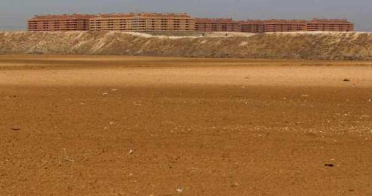 El gobierno estudia modificar la ley del suelo para ayudar a la banca