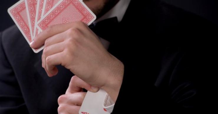 Facua denuncia que la banca siga adjudicándose viviendas en subasta de forma irregular al 50% del valor