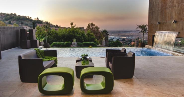 Casas de ensueño: villa vanguardista con una cascada en la piscina