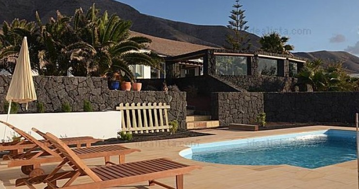 Zapatero busca una casa en famara (lanzarote)