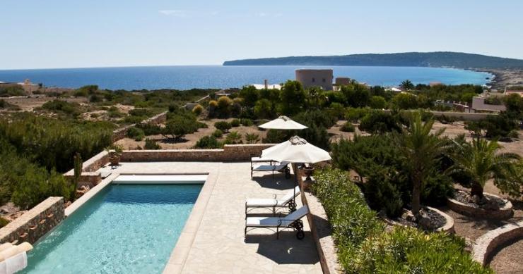 Casa de ensueño: villa con jardín mediterráneo y vistas al mar en formentera