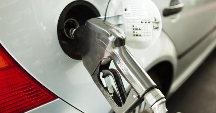 El gobierno pide a las petroleras que bajen los precios de las gasolinas