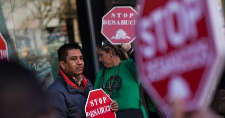 los partidos políticos mayoritarios se reúnen para aprobar medidas antidesahucios El gobierno y el psoe se reúnen hoy para estudiar medidas contra los desahucios