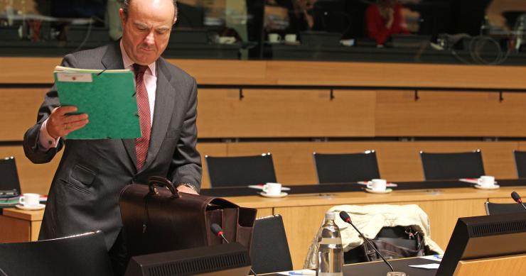 De guindos dice que no promoverán la compra ni la venta de permisos de residencia