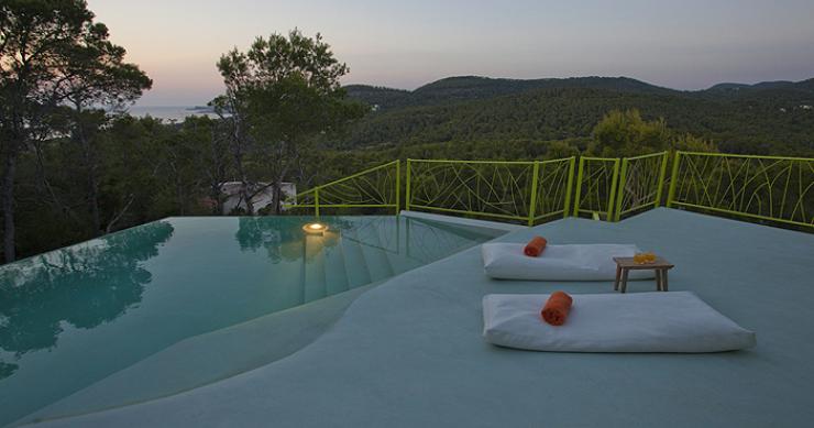 Casas de ensueño: villa original que se mimetiza con la naturaleza mediterránea de ibiza