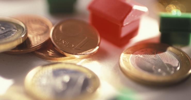La banca en apuros deja de vender pisos y dar hipotecas