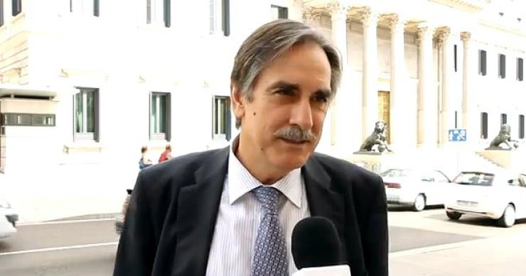 valeriano gómez, portavoz parlamentario del psoe El psoe califica de "anti patriota" a bbva por no entrar en el banco malo