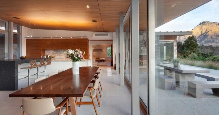 Casas de ensueño: un espacio diáfano con playa privada y vistas al lago wakatipu en nueva Zelanda