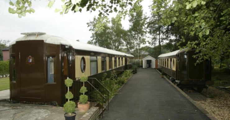 Hoteles con encanto: una antigua estación de tren que permite dormir en vagones