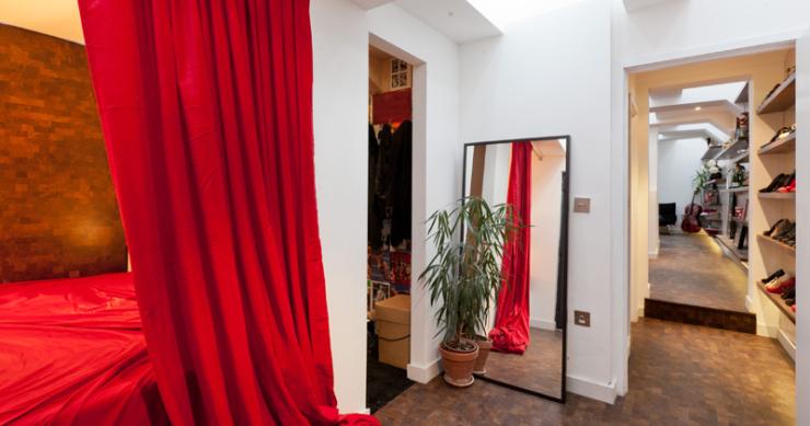 Reconversión de un baño público en la calle a vivienda de diseño (fotos)