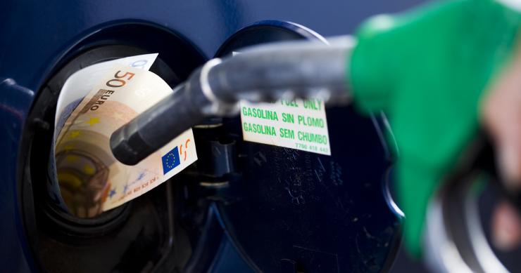 Llenar el depósito del coche este puente cuesta hasta 13 euros más que antes de la crisis