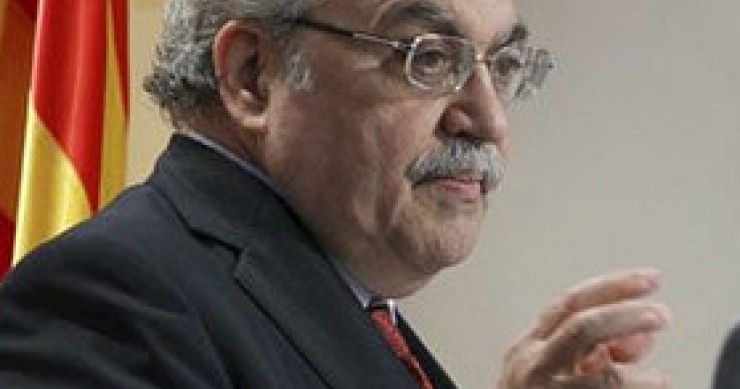 Cataluña anuncia más impuestos y recortes a funcionarios para 2014