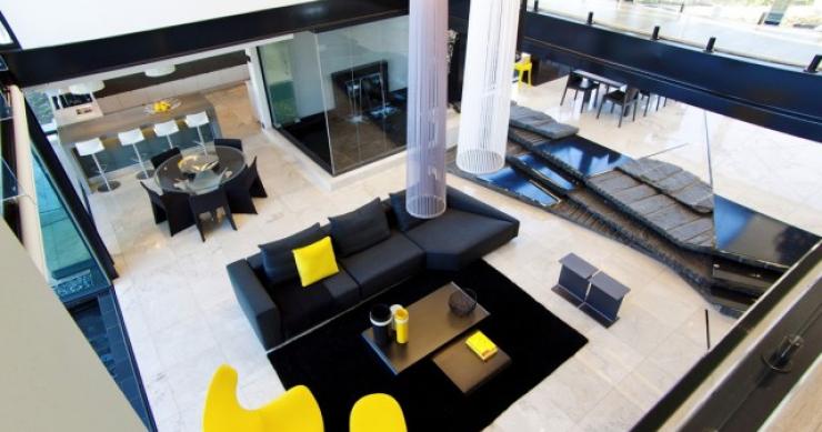 Casas de ensueño: una villa geométrica con piscina y estanque propios