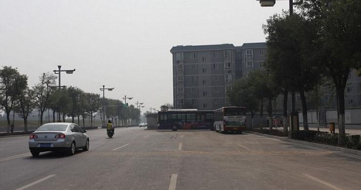 La última locura inmobiliaria China: un error obliga a construir un edificio en medio de una autopista