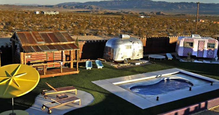Hoteles con encanto: un divertido motel de caravanas temáticas en el desierto de california
