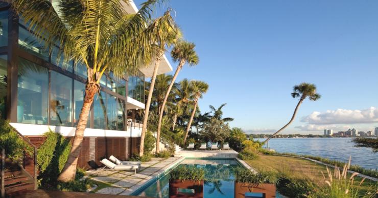 Casas de ensueño: una villa moderna con embarcadero propio en miami