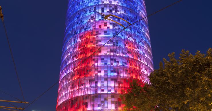 La icónica torre agbar de Barcelona se convertirá en un hotel de lujo