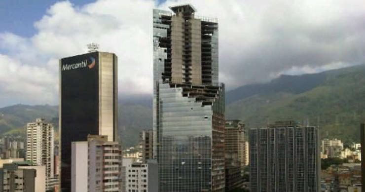 con 45 plantas y 190 metros de altura, la torre de david es el tercer edificio más alto de caracas y el octavo de latinoamérica El edificio favela más alto del planeta y la triste realidad del mercado inmobiliario venezolano