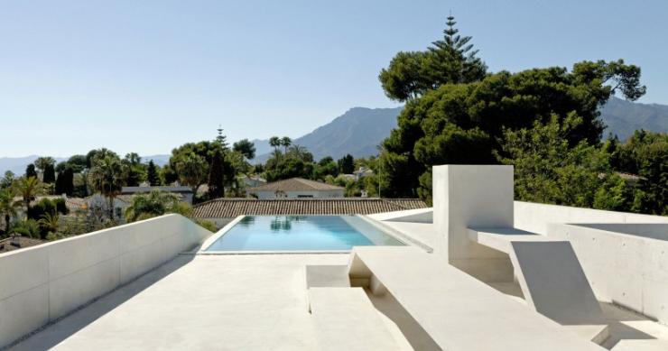 Casas de ensueño: una vivienda unifamiliar en marbella con piscina en el tejado