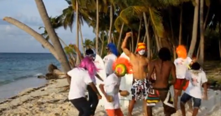 Bailando, rapeando o haciendo el ‘harlem shake’: las formas más originales (y extravagantes) de vender casas