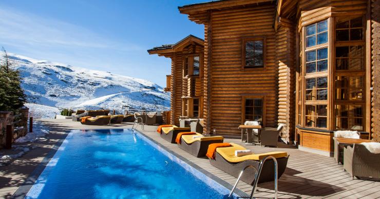 Así era el lujoso ‘lodge’, el hotel de madera de sierra nevada reducido a cenizas por un espectacular incendio