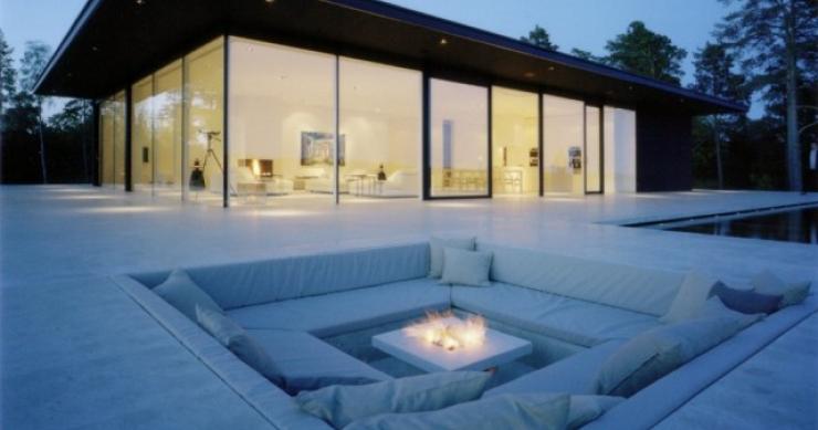 Casas de ensueño: un villa minimalista al filo de un acantilado en Suecia