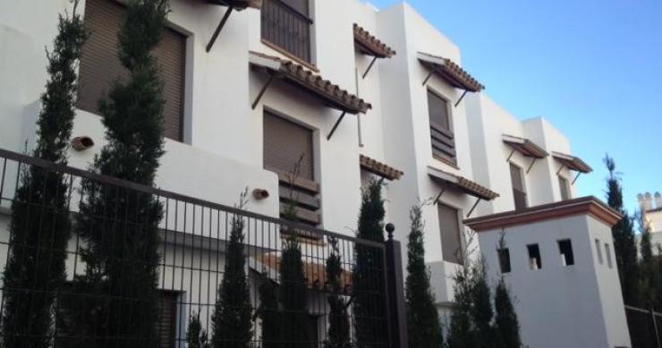 Se subasta una urbanización con 152 viviendas en estepona desde 7,3 millones