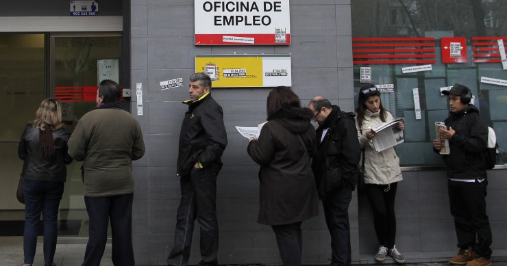 los analistas respaldan las previsiones de reducción del desempleo hasta 2015 El gobierno y su reto de crear 400.000 puestos de trabajo en dos años