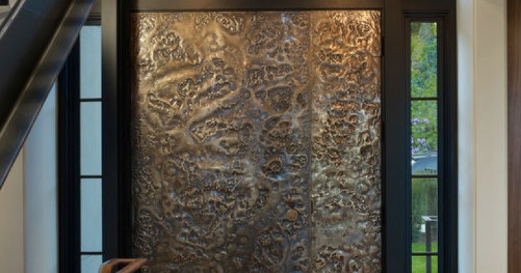 Cómo hacer una casa más versátil con la técnica de moda, el metal martillado (fotos)