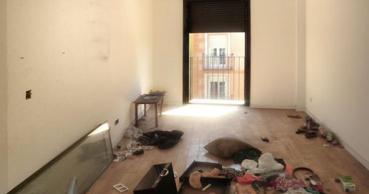La triste historia de un edificio nuevo en el centro de Madrid arrasado por okupas y cuya deuda está en sareb