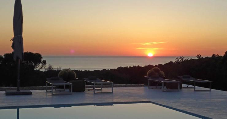 Hoteles con encanto: una villa ibicenca con vistas de lujo al mar mediterráneo