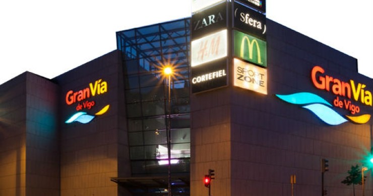 Oaktree aterriza en el ladrillo español al comprar un centro comercial en vigo