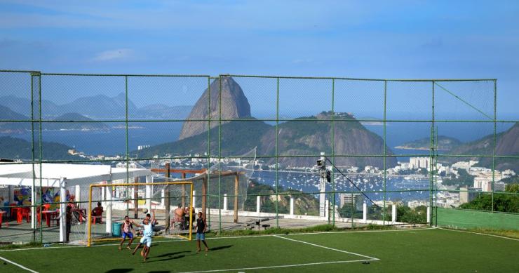 Los ‘estadios’ de las favelas de río de janeiro, la ‘cara b’ del mundial de fútbol de Brasil 2014